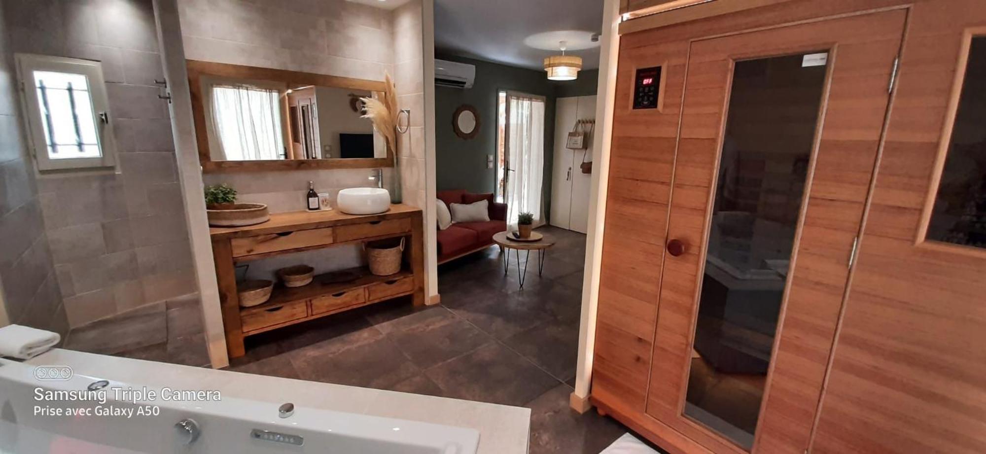 Le Mas Aux Amoureux , Suite Romantique Et Spa Le Barcares Exterior photo