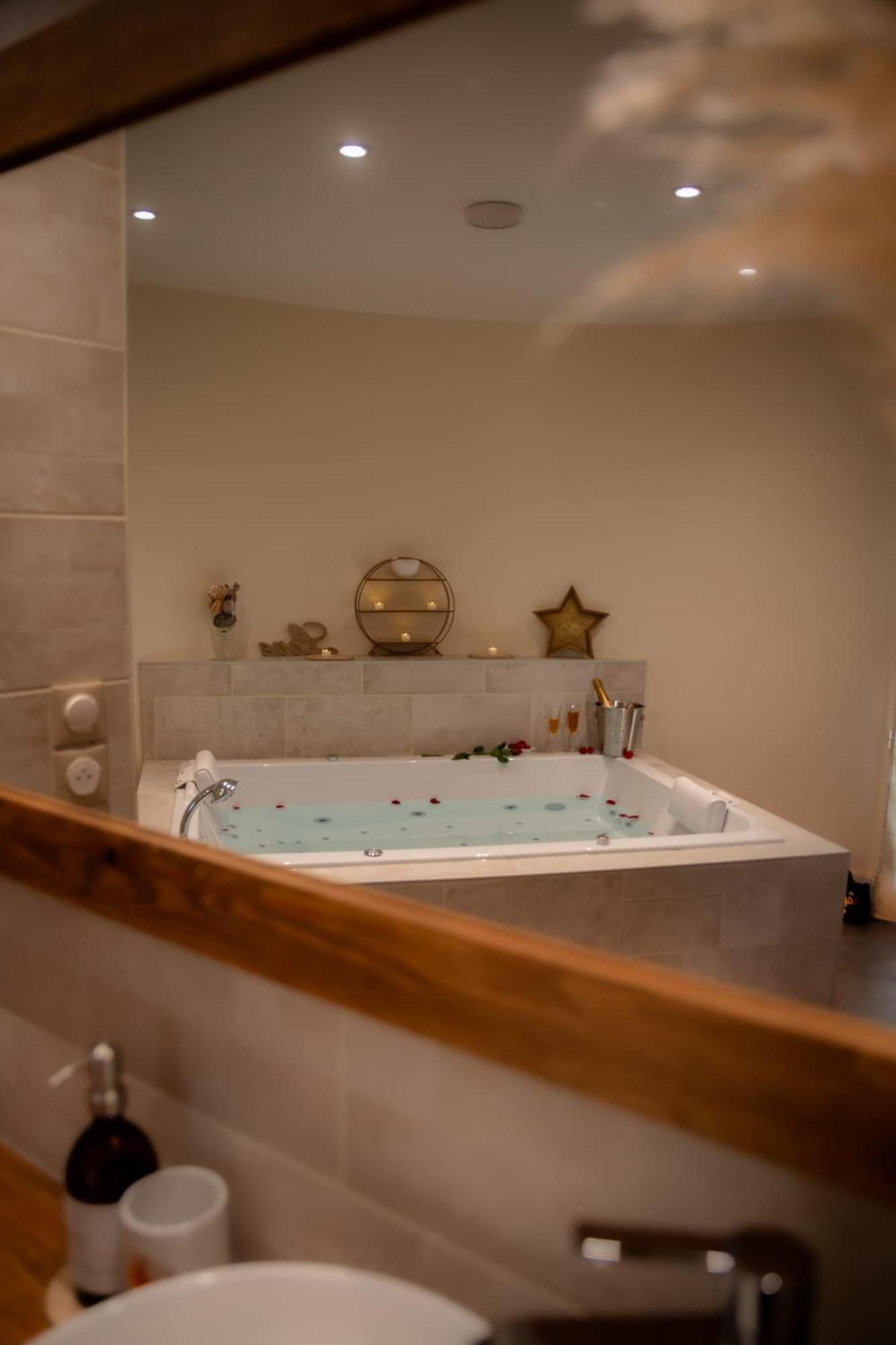 Le Mas Aux Amoureux , Suite Romantique Et Spa Le Barcares Exterior photo